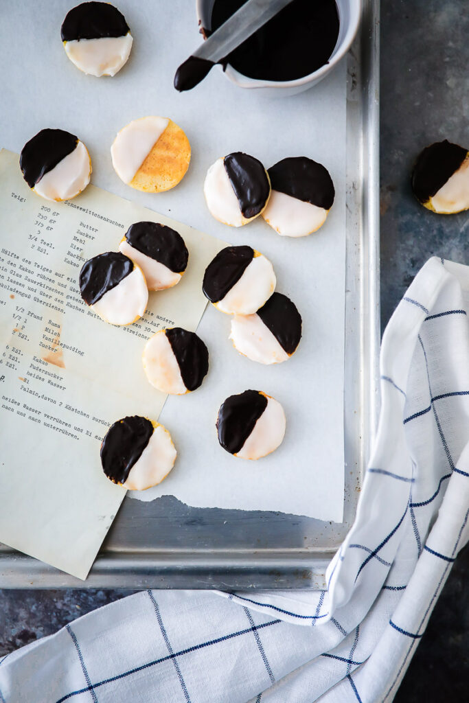 Mini Amerikaner Rezept Softe Cookies Kekse Einfaches Cookie Rezept mini black and white cookies recipe grams metric baking food52 the bakefeed feedfeed foodstyling food photography zuckerzimtundliebe backblog