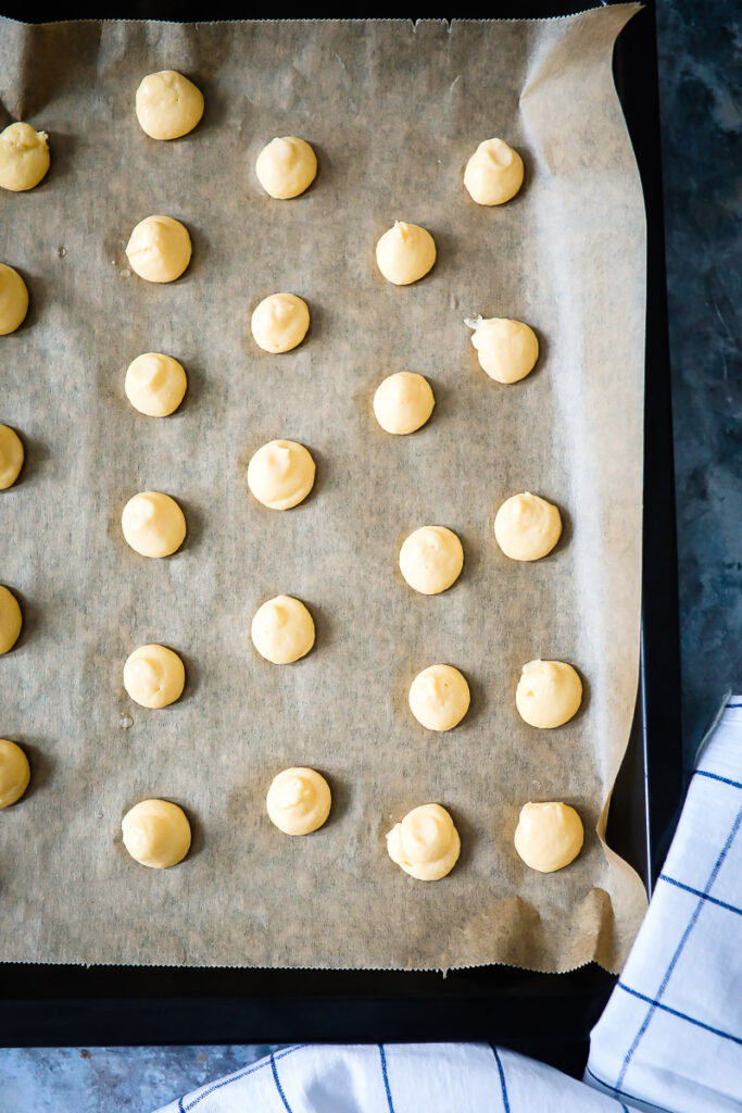 Mini Amerikaner Rezept Softe Cookies Kekse Einfaches Cookie Rezept mini black and white cookies recipe grams metric baking food52 the bakefeed feedfeed foodstyling food photography zuckerzimtundliebe backblog