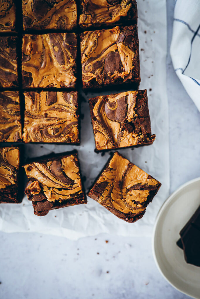Erdnussbutter Peanutbutter Brownies rezept Brownies Grundrezept saftiger Schokokuchen Erdnussbutter rezepte foodstyling food photography food 52 bakefeed feedfeedd backblog foodblog zuckerzimundliebe einfaches Brownierezept