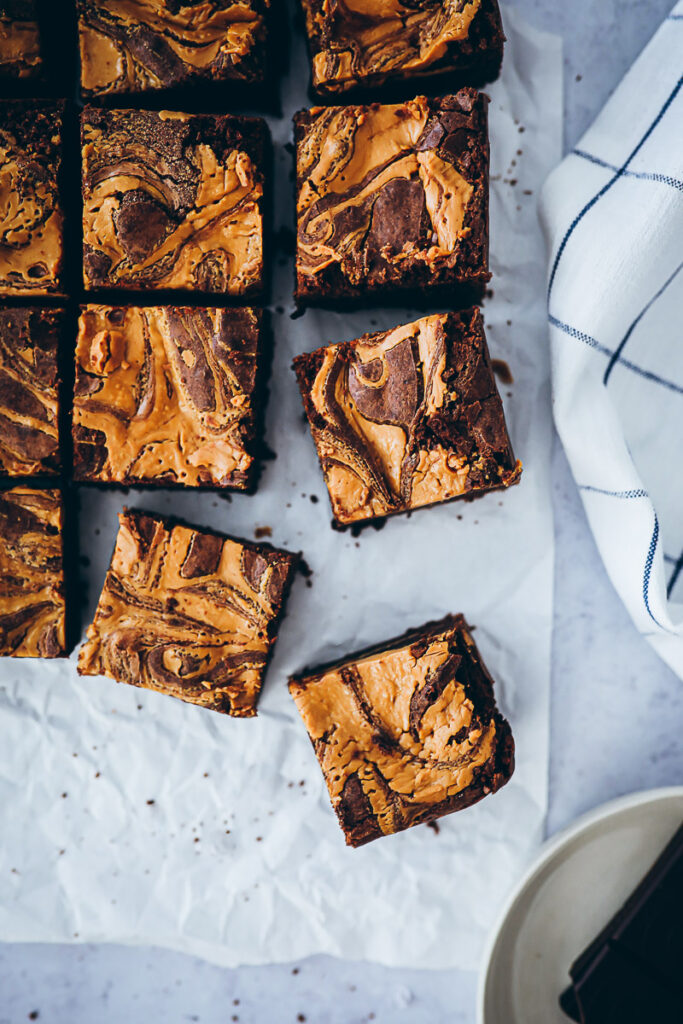 Rezept für saftige, einfache Peanutbutter Swirl Brownies Erdnussbutter Peanutbutter Brownies rezept Brownies Grundrezept saftiger Schokokuchen Erdnussbutter rezepte foodstyling food photography food 52 bakefeed feedfeedd backblog foodblog zuckerzimundliebe einfaches Brownierezept