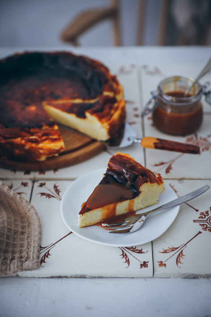 Basque Burnt Cheesecake Rezept Baskischer Käsekuchen ohne Boden feedfeed food52 bakefeed foodstyling zuckerzimtundliebe backblog