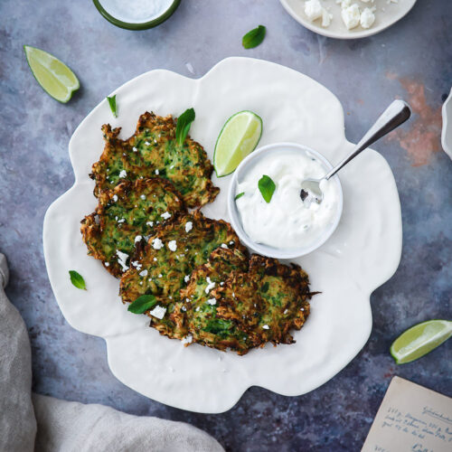Rezept für Zucchini-Puffer mit Minze und Feta courgette zucchini fritters rösti vegetarisches mittagessen schnelles rezept familienessen gemüse rezept zuckerzimtundliebe foodstyling feedfeed