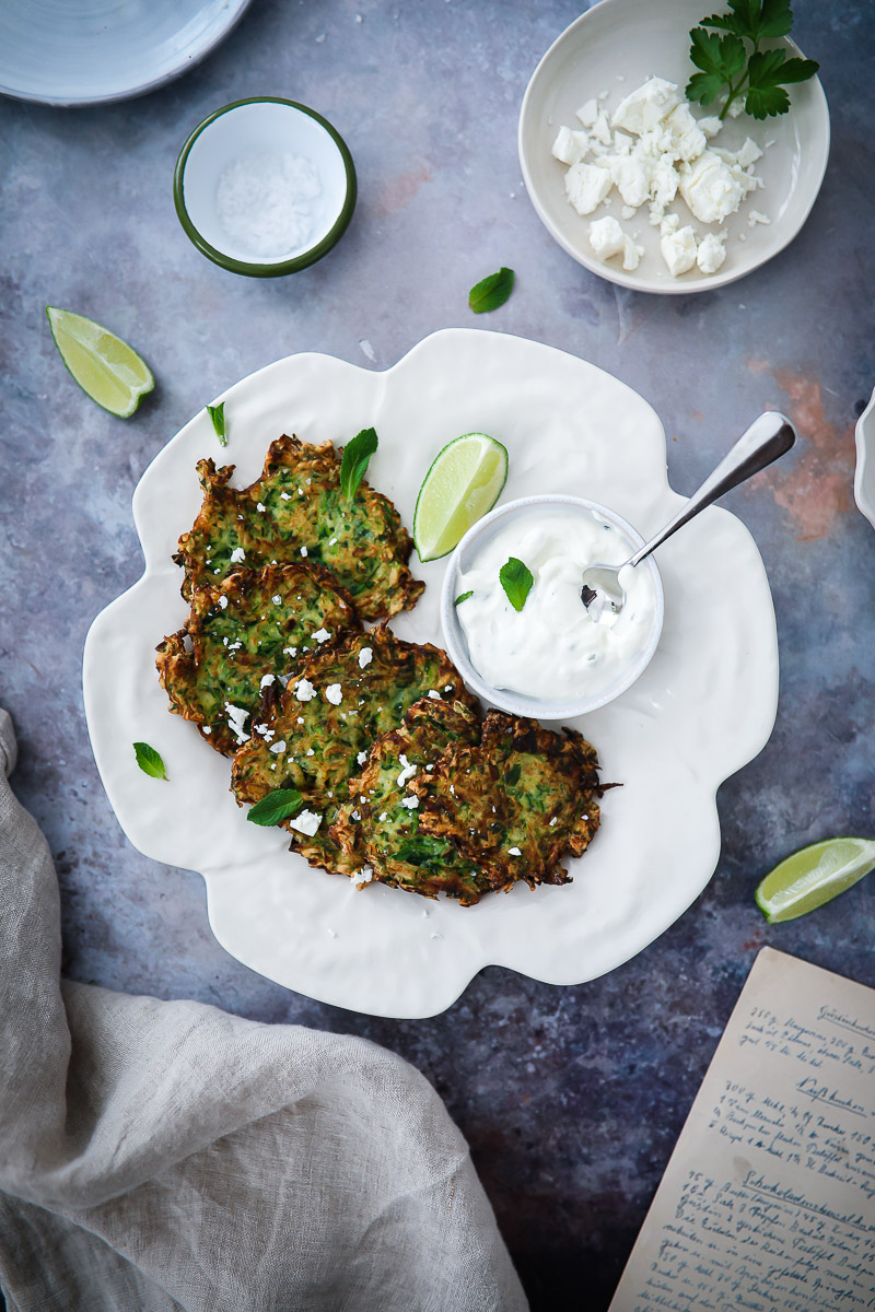 Rezept für Zucchini-Puffer mit Minze und Feta – courgette fritters recipe