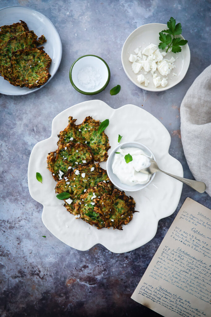 Rezept für Zucchini-Puffer mit Minze und Feta courgette zucchini fritters rösti vegetarisches mittagessen schnelles rezept familienessen gemüse rezept zuckerzimtundliebe foodstyling feedfeed