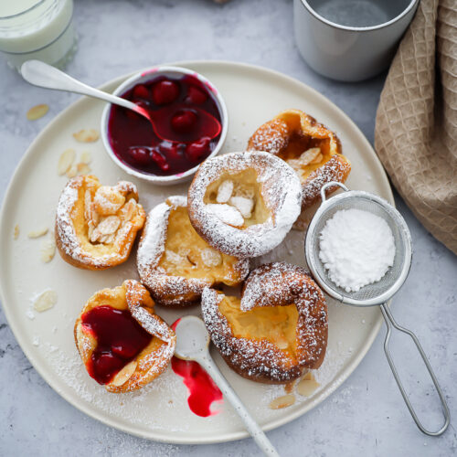 Mini Dutch Baby Pancake Ofenpfannkuchen Rezept aus der Muffinform einfache Pfannkuchen Kinder Frühstück german pancakes puffed pancake brunch rezept bakefeed feedfeed food52 zuckerzimtundliebe backblog deutscher foodblog