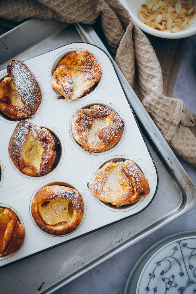 Mini Dutch Baby Pancake Ofenpfannkuchen Rezept aus der Muffinform einfache Pfannkuchen Kinder Frühstück german pancakes puffed pancake brunch rezept bakefeed feedfeed food52 zuckerzimtundliebe backblog deutscher foodblog