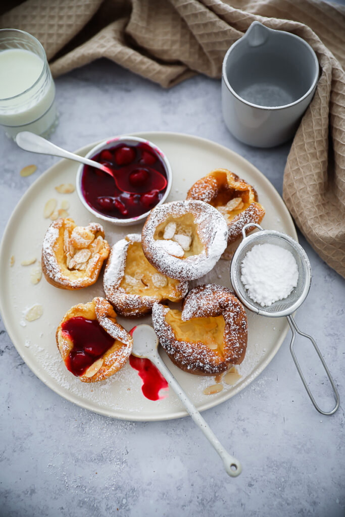 Mini Dutch Baby Pancake Ofenpfannkuchen Rezept aus der Muffinform einfache Pfannkuchen Kinder Frühstück german pancakes puffed pancake brunch rezept bakefeed feedfeed food52 zuckerzimtundliebe backblog deutscher foodblog