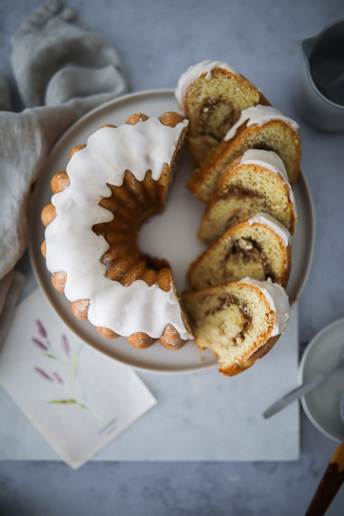 Rezept für Zimtschnecken-Gugelhupf cinnamon swirl bundt cake cinnamon glaze Zimtguss Zimtglasur einfacher Napfkuchen aus Rührteig Zimtschneckenkuchen zuckerzimtundliebe backblog bundt of the week bakefeed feedfeed bester gugelhupf nordic ware backform
