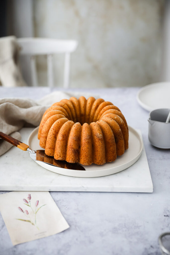 Rezept für Zimtschnecken-Gugelhupf cinnamon swirl bundt cake cinnamon glaze Zimtguss Zimtglasur einfacher Napfkuchen aus Rührteig Zimtschneckenkuchen zuckerzimtundliebe backblog bundt of the week bakefeed feedfeed bester gugelhupf nordic ware backform