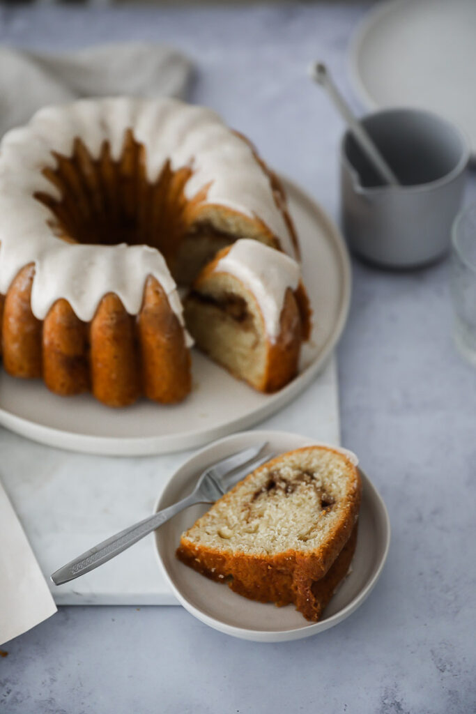 Rezept für Zimtschnecken-Gugelhupf cinnamon swirl bundt cake cinnamon glaze Zimtguss Zimtglasur einfacher Napfkuchen aus Rührteig Zimtschneckenkuchen zuckerzimtundliebe backblog bundt of the week bakefeed feedfeed bester gugelhupf nordic ware backform