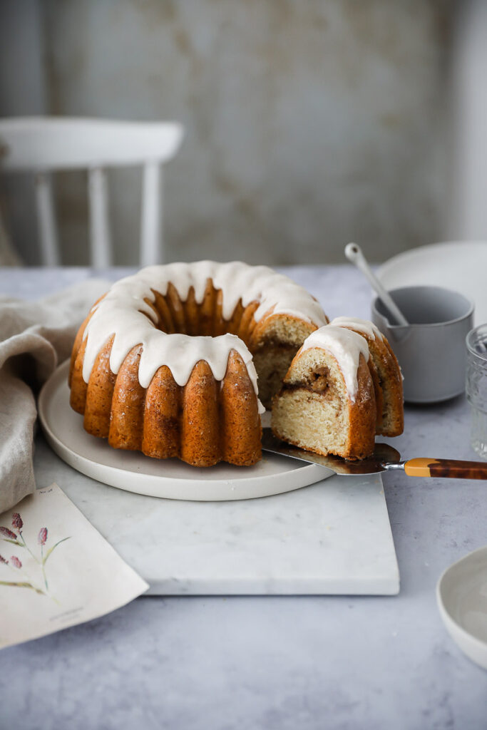 Rezept für Zimtschnecken-Gugelhupf cinnamon swirl bundt cake cinnamon glaze Zimtguss Zimtglasur einfacher Napfkuchen aus Rührteig Zimtschneckenkuchen zuckerzimtundliebe backblog bundt of the week bakefeed feedfeed bester gugelhupf nordic ware backform