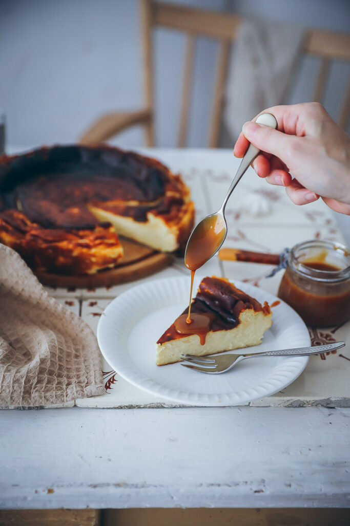 Basque Burnt Cheesecake Rezept Baskischer Käsekuchen ohne Boden feedfeed food52 bakefeed foodstyling zuckerzimtundliebe backblog