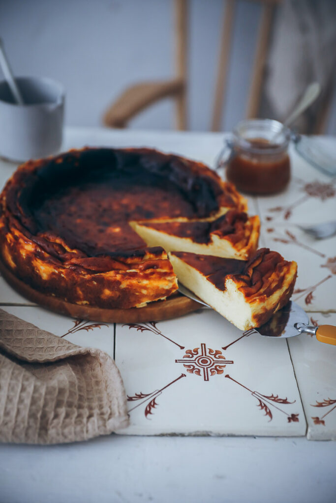 Basque Burnt Cheesecake Rezept Baskischer Käsekuchen ohne Boden feedfeed food52 bakefeed foodstyling zuckerzimtundliebe backblog