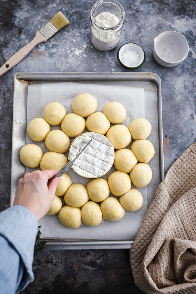 Brioche Brötchenkranz mit gebackenem Camembert und Mumm Chardonnay Wein zuckerzrimtundliebe baked camembert brioche bread rolls wreath recipe partybrrötchen rezept zuckezimtundliebe backblog foodblog foodstyling feedfeed bakefeed