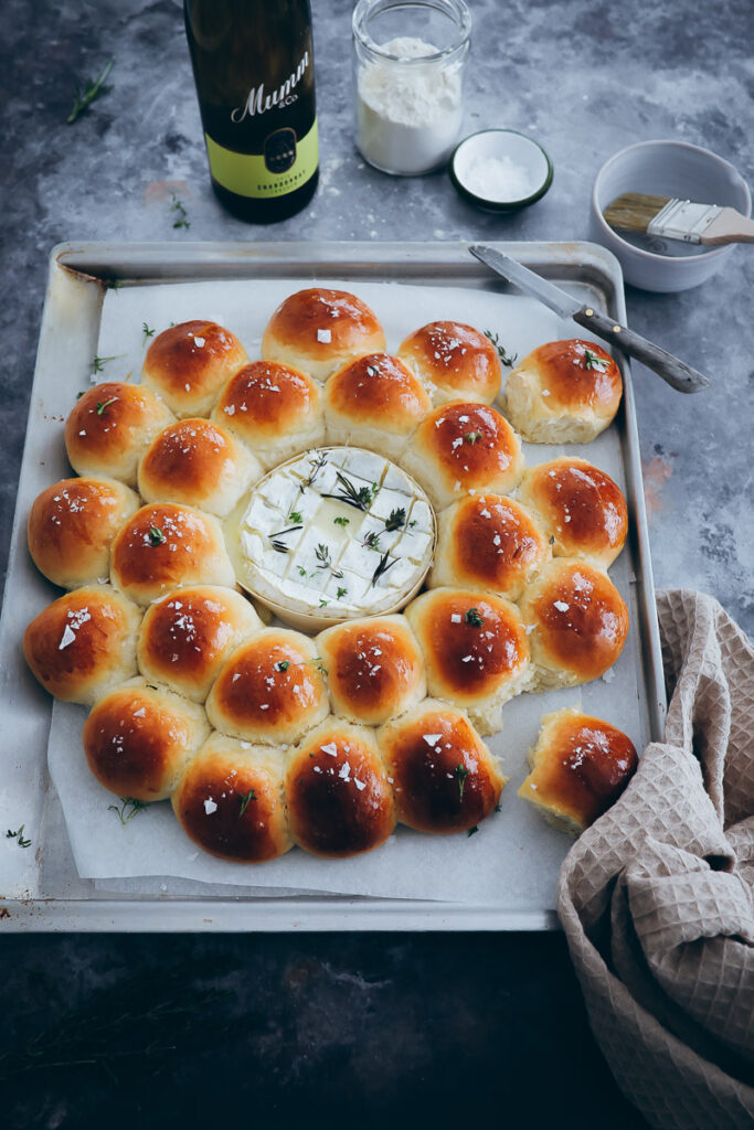 Brioche Brötchenkranz mit gebackenem Camembert und Mumm Chardonnay Wein zuckerzrimtundliebe baked camembert brioche bread rolls wreath recipe partybrrötchen rezept zuckezimtundliebe backblog foodblog foodstyling feedfeed bakefeed