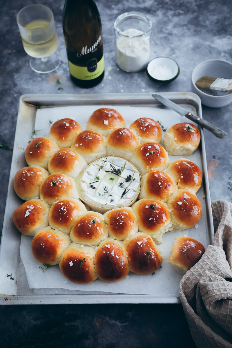 Brioche – Brötchenkranz mit gebackenem Camembert trifft Mumm Chardonnay (enthält Werbung)