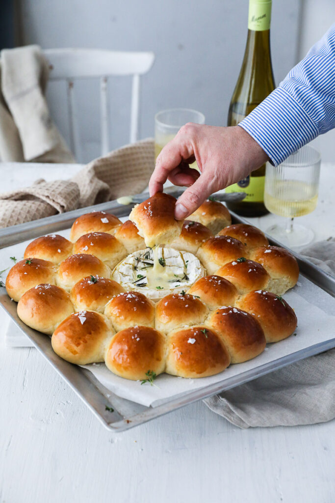 Brioche Brötchenkranz mit gebackenem Camembert und Mumm Chardonnay Wein zuckerzrimtundliebe baked camembert brioche bread rolls wreath recipe partybrrötchen rezept zuckezimtundliebe backblog foodblog foodstyling feedfeed bakefeed