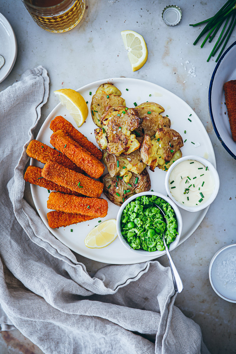 Fish and Chips mal anders, nämlich ohne Fisch: Rezept für Crispy Potatoes mit Erbsenpüree & Veggie Stäbchen von Fisch vom Feld (enthält Werbung)