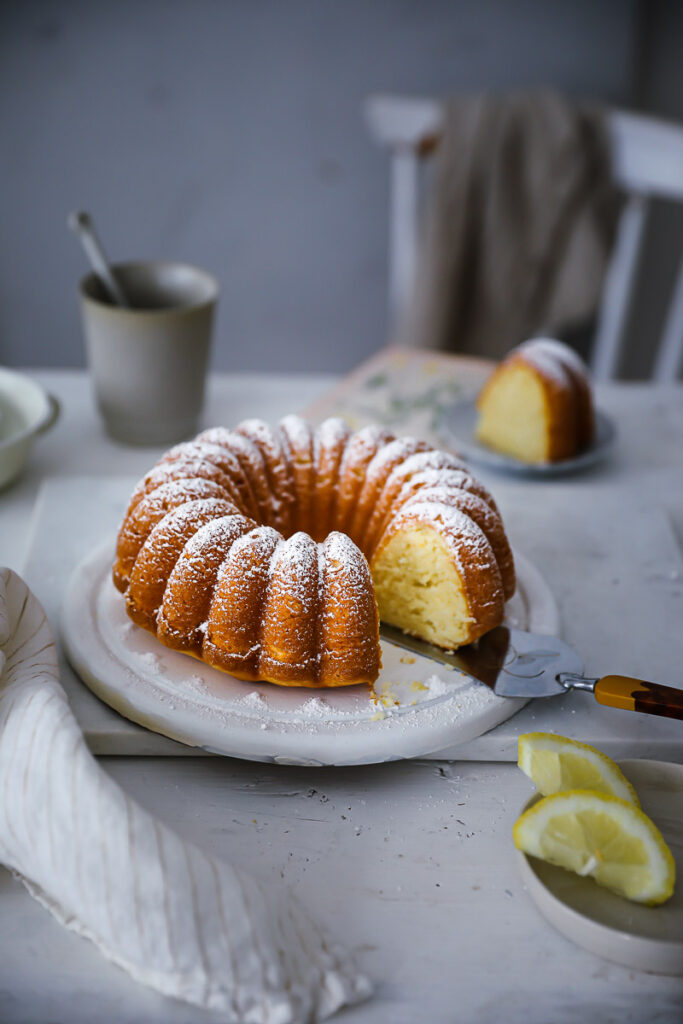Rezept für soften Zitronen-Joghurt Kuchen - ein einfacher italienischer Ciambella aus italie italian lemon yogurt cake recipe zuckerzimtundliebe bakefeed feedfeed food52 einfache kuchenrezepte