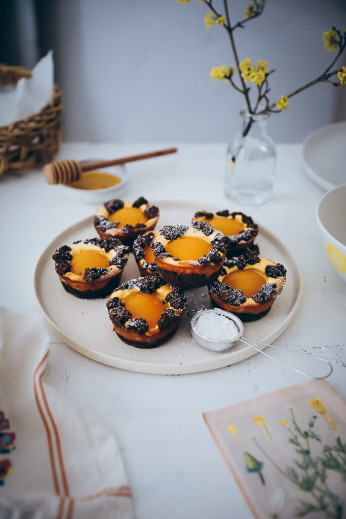 Russischer Zupfkuchen mit Aprikosenn, Oster Spiegeleier Kuchen Muffins Honig Muffins Backrezept mit Honig Osterkuchen Ostergebäck Osterideen zuckerzimtundliebe easter cheesecake muffins zuckerzimtundliebe bakefeed APRIKOSEN-ZUPFKUCHEN-MUFFINS backblog