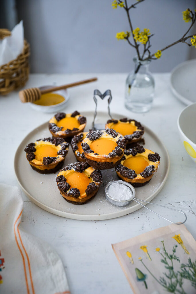 Russischer Zupfkuchen mit Aprikosenn, Oster Spiegeleier Kuchen Muffins Honig Muffins Backrezept mit Honig Osterkuchen Ostergebäck Osterideen zuckerzimtundliebe easter cheesecake muffins zuckerzimtundliebe bakefeed APRIKOSEN-ZUPFKUCHEN-MUFFINS backblog