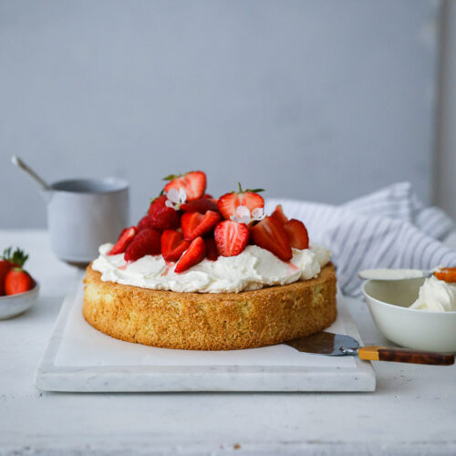 Rezept für Erdbeer Biskuitboden mit Sahne strawberry cream victoria sponge biskuitteig erdbeerkuchen klassiker einfach zuckerzimtundliebe foodstyling food photography strawberry cake german cake the bakefeed feedfeed