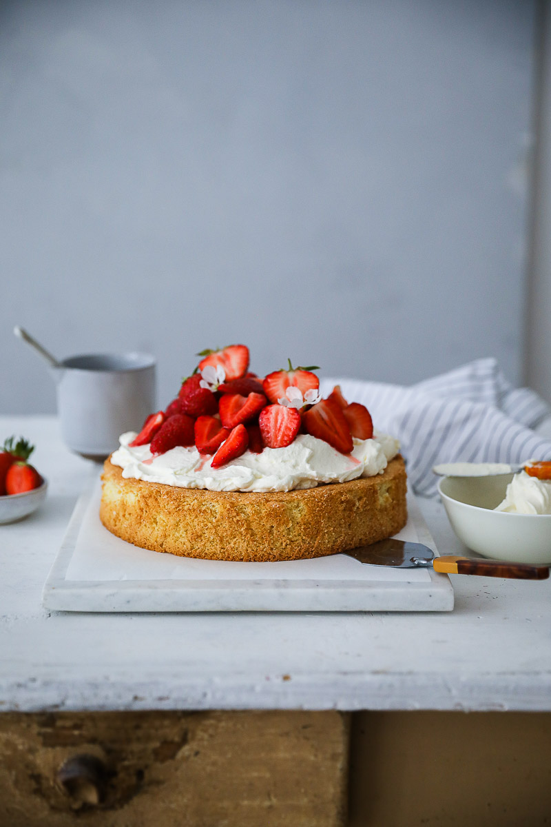 Rezept für Erdbeer Biskuitboden mit Sahne – der Erdbeerkuchen-Klassiker