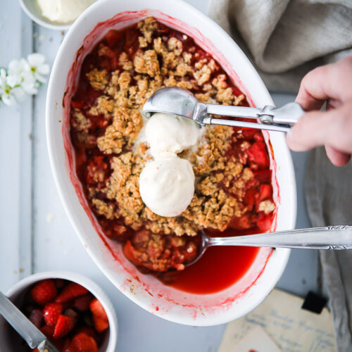Rezept für Erdbeer-Rhabarber Crumble strawberry rhubarb crumble crisp recipe haferflocken crumble rezept erdbeerrezept rhabarberrezept foodstyling zuckerzimtundliebe food photography feedfeed bakefeed