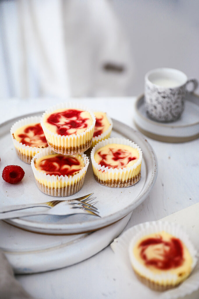 Raspberry Swirl Cheesecake Muffins Rezept - kleine Käsekuchen mit Himbeeren raspberry swirl cheesecake einfacher käsekuchen frischkäse foodstyling food photography feedfeed bakefeed zuckerzimtundliebe backblog