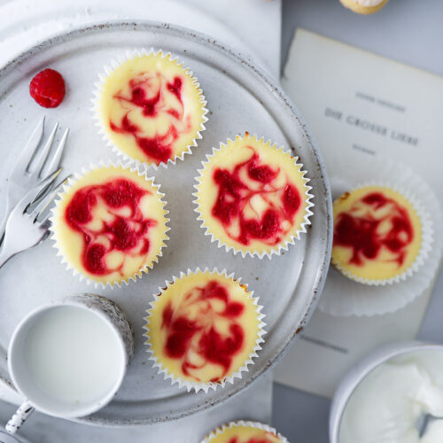 Raspberry Swirl Cheesecake Muffins Rezept - kleine Käsekuchen mit Himbeeren raspberry swirl cheesecake einfacher käsekuchen frischkäse foodstyling food photography feedfeed bakefeed zuckerzimtundliebe backblog