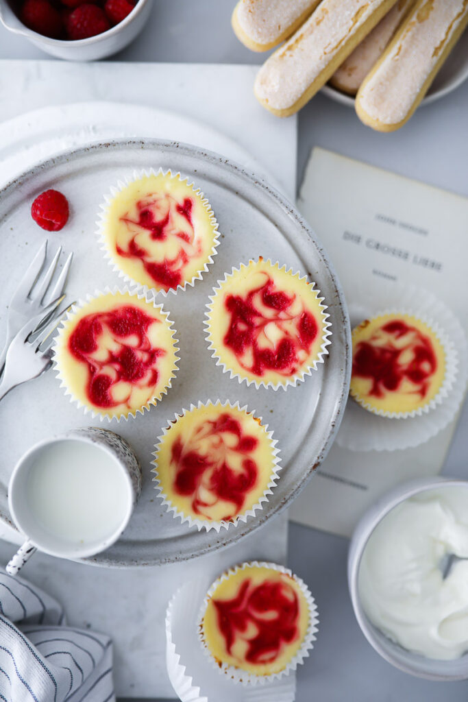 Raspberry Swirl Cheesecake Muffins Rezept - kleine Käsekuchen mit Himbeeren raspberry swirl cheesecake einfacher käsekuchen frischkäse foodstyling food photography feedfeed bakefeed zuckerzimtundliebe backblog