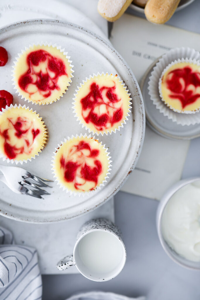 Raspberry Swirl Cheesecake Muffins Rezept - kleine Käsekuchen mit Himbeeren raspberry swirl cheesecake einfacher käsekuchen frischkäse foodstyling food photography feedfeed bakefeed zuckerzimtundliebe backblog