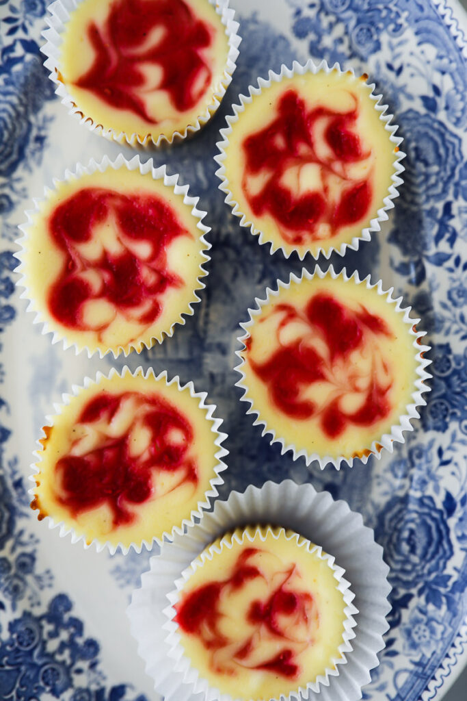 Raspberry Swirl Cheesecake Muffins Rezept - kleine Käsekuchen mit Himbeeren raspberry swirl cheesecake einfacher käsekuchen frischkäse foodstyling food photography feedfeed bakefeed zuckerzimtundliebe backblog