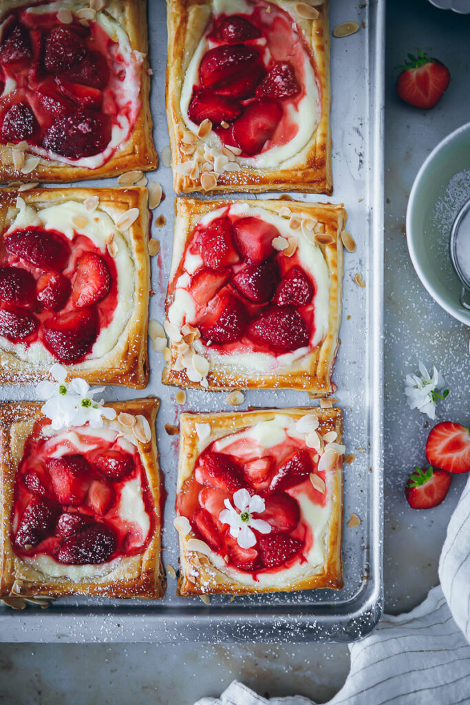 Erdbeer-Cheesecake Tartes aus Blätterteig strawberry cream cheese puff pastry danish foodblog zuckerzimtundliebe einfacher erdbeerkuchen erdbeertarte erdbeerrezepte thekitchn thebakefeed feedfeed donnahay