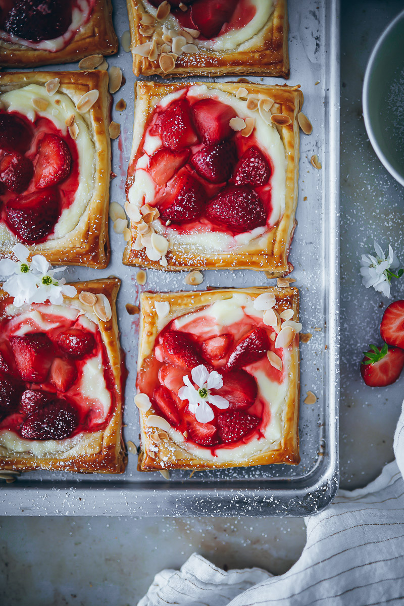 Rezept für Erdbeer-Cheesecake Tartes aus Blätterteig