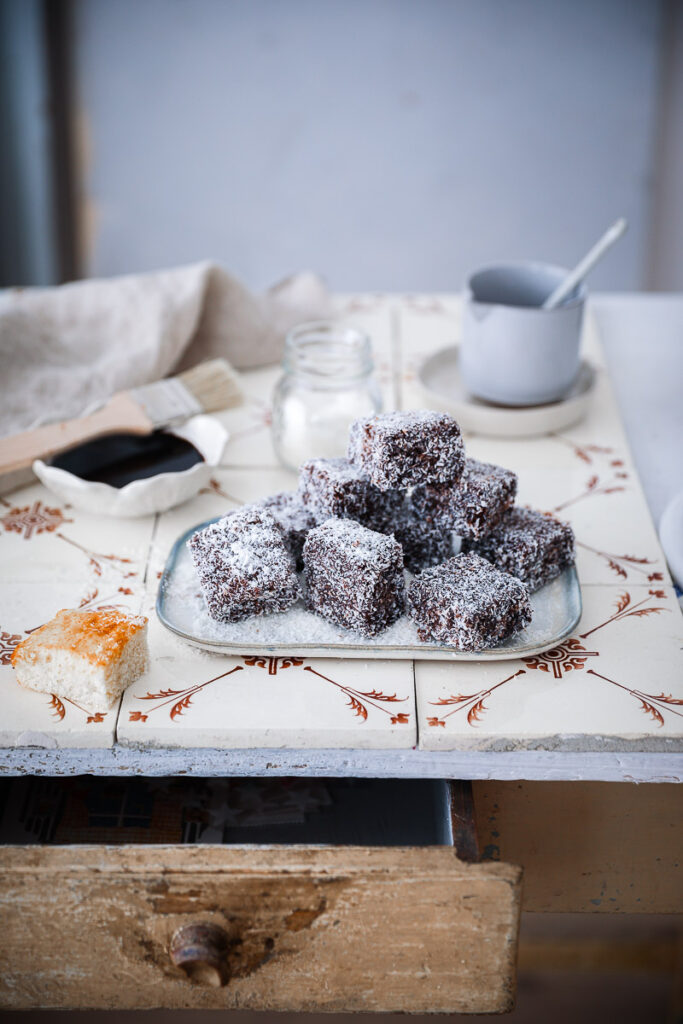 Lamingtons Rezept Recipe Australian cake Foodstyling kokoskuchen kinder kuchen würfel schokoglasur kokosnuss food photo bakefeed gourmet traveller feedfeed zuckerzimtundliebe backblog