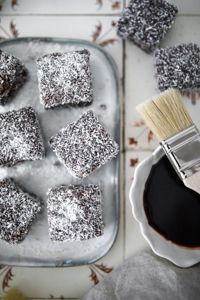 Lamingtons Rezept Recipe Australian cake Foodstyling kokoskuchen kinder kuchen würfel schokoglasur kokosnuss food photo bakefeed gourmet traveller feedfeed zuckerzimtundliebe backblog