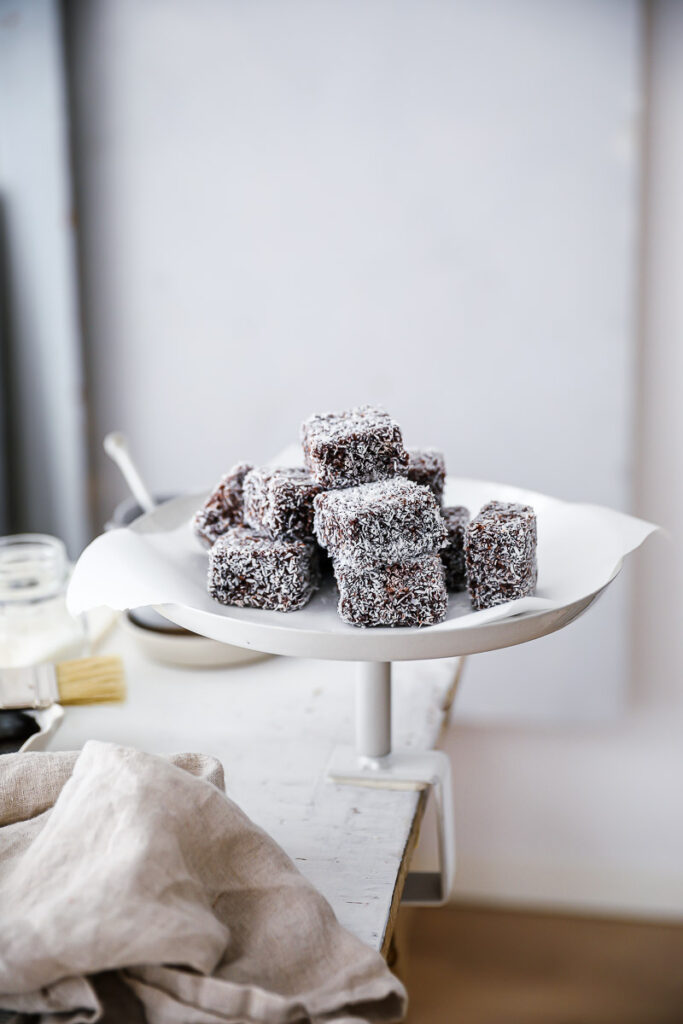 Lamingtons Rezept Recipe Australian cake Foodstyling kokoskuchen kinder kuchen würfel schokoglasur kokosnuss food photo bakefeed gourmet traveller feedfeed zuckerzimtundliebe backblog