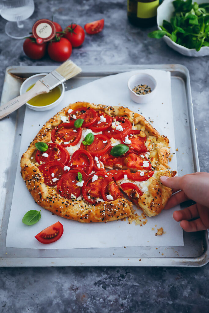 Rezept für Tomaten-Feta-Galette Abendessen Looye Joyn Tomaten Foodstyling food photography feedfeed bakefeed tart tomatenrezepte grillrezepte