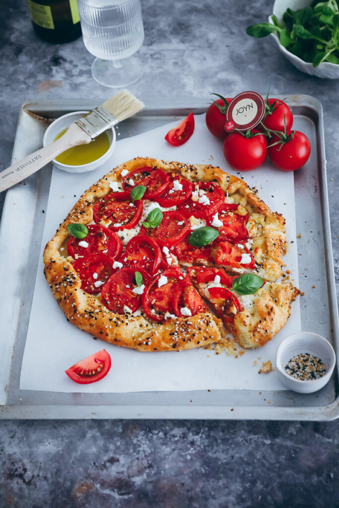 Rezept für Tomaten-Feta-Galette Abendessen Looye Joyn Tomaten Foodstyling food photography feedfeed bakefeed tart tomatenrezepte grillrezepte