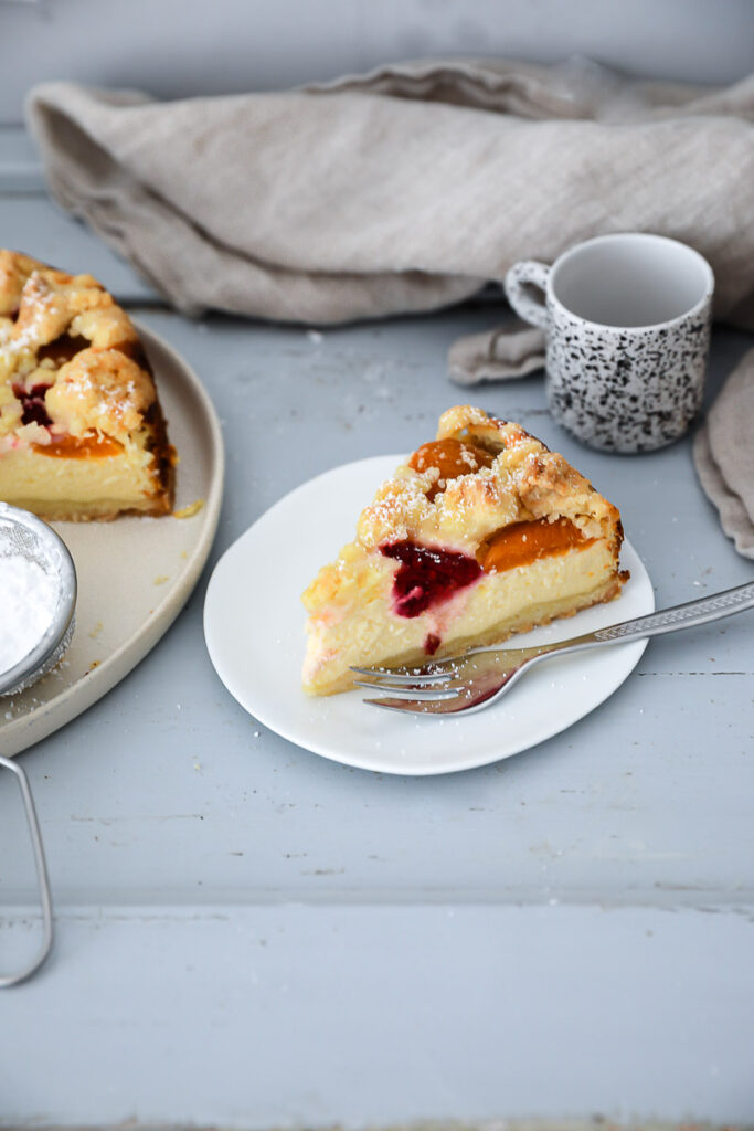 Rezept für Aprikosen-Streuselkuchen mit Quarkfüllung und Himbeeren apricot streusel cheesecake recipe zuckerzimtundliebe sommerkuchen obstkuchen aprikosenkuchen bakefeed feedfeed foodstyling food photography 