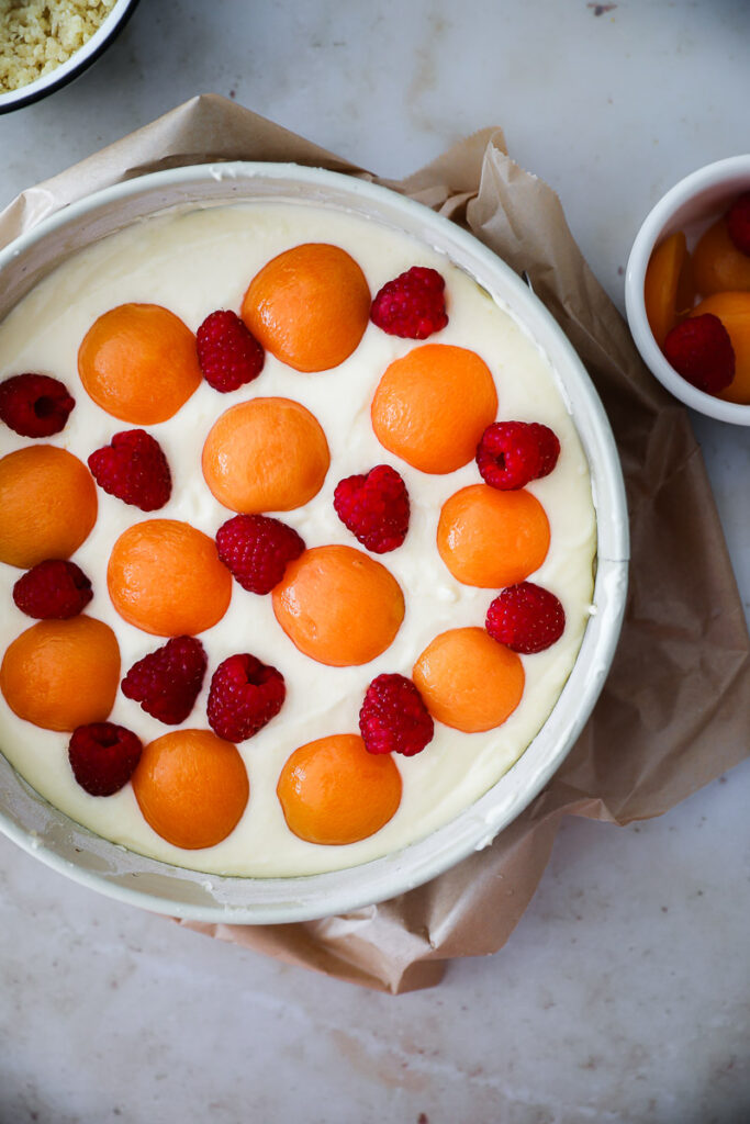 Rezept für Aprikosen-Streuselkuchen mit Quarkfüllung und Himbeeren apricot streusel cheesecake recipe zuckerzimtundliebe sommerkuchen obstkuchen aprikosenkuchen bakefeed feedfeed foodstyling food photography 