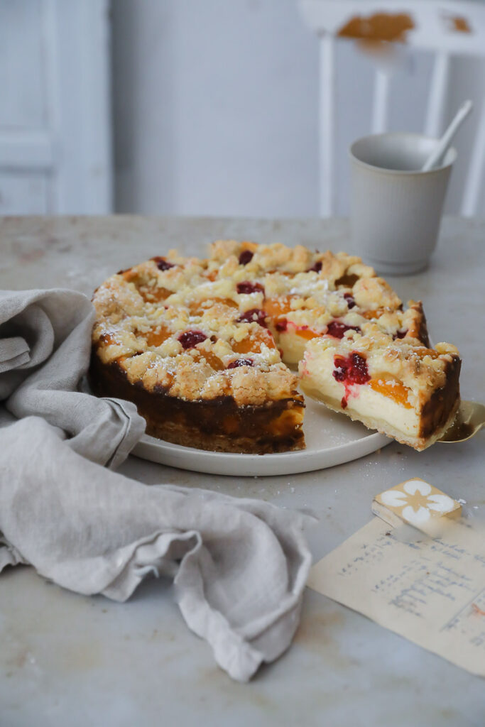 Rezept für Aprikosen-Streuselkuchen mit Quarkfüllung und Himbeeren apricot streusel cheesecake recipe zuckerzimtundliebe sommerkuchen obstkuchen aprikosenkuchen bakefeed feedfeed foodstyling food photography 