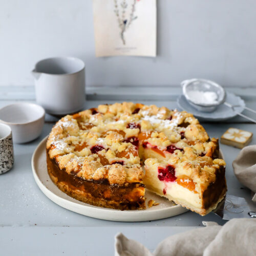 Rezept für Aprikosen-Streuselkuchen mit Quarkfüllung und Himbeeren apricot streusel cheesecake recipe zuckerzimtundliebe sommerkuchen obstkuchen aprikosenkuchen bakefeed feedfeed foodstyling food photography