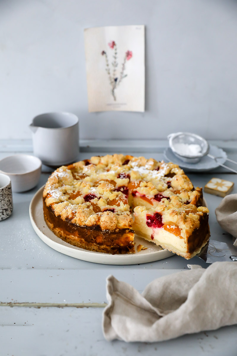 Rezept für Aprikosen-Streuselkuchen mit Quarkfüllung und Himbeeren