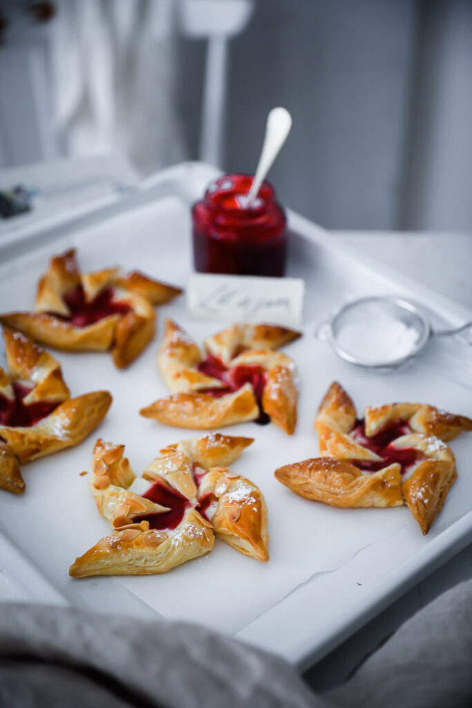 Rezept für Quark Blätterteig Windräder mit Fruchtaufstrich puff pastry pinwheels quarkfüllung zentis naturrein einfaches gebäck blätterteigrezept foodstyling zuckerzimtundliebe foodblog backblog bakefeed feedfeed
