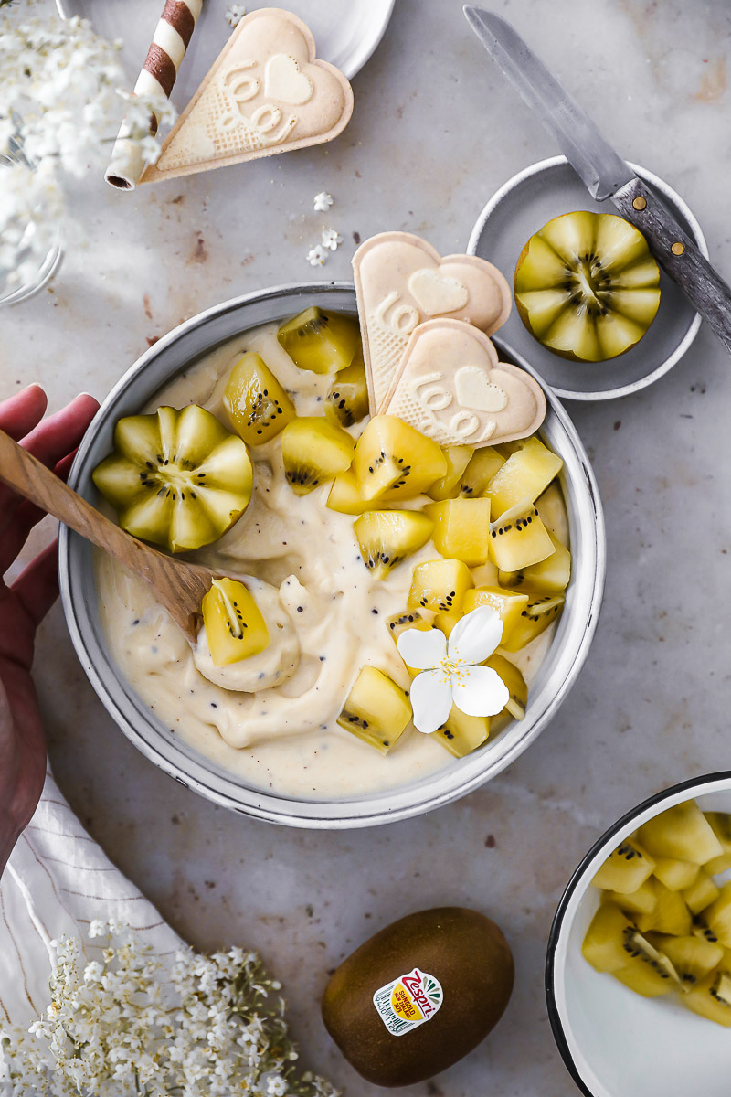 Rezept für cremige Kiwi Nicecream ohne Eismaschine mit Zespri SunGold Kiwi aus nur 3 Zutaten (enthält Werbung)
