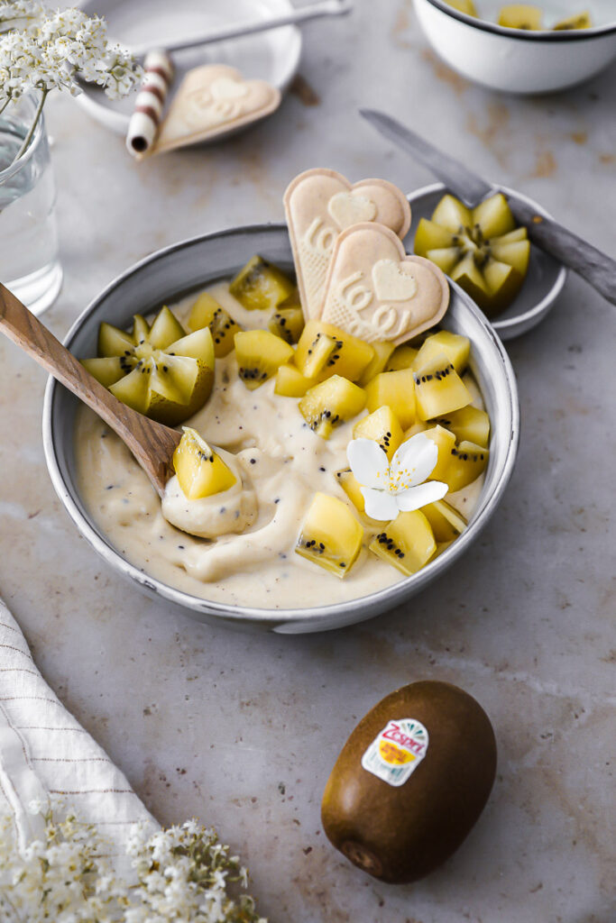 Rezept für cremige Kiwi Nicecream recipe Zespri SunGold gelbe kiwi yellow kiwi eiscreme ohne eismaschine zuckerzimtundliebe foodstyling food photography kiwirezepte kiwi recipes