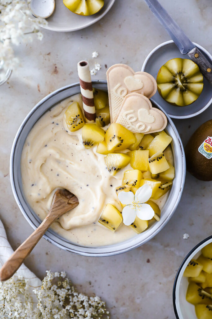 Rezept für cremige Kiwi Nicecream recipe Zespri SunGold gelbe kiwi yellow kiwi eiscreme ohne eismaschine zuckerzimtundliebe foodstyling food photography kiwirezepte kiwi recipes