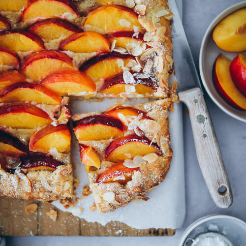 einfache Nektarinen Galette Frangipane Tarte stonefruit cake steinobst sommerkuchen tarte mürbeteig ohne form obstkuchen zuckerzimtundliebe foodstyling food photography bakefeed feedfeed